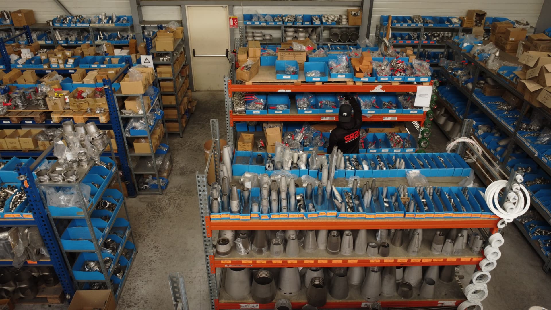 Magasin SR2I : rayonnages de raccords, tubes et brides inox en stock